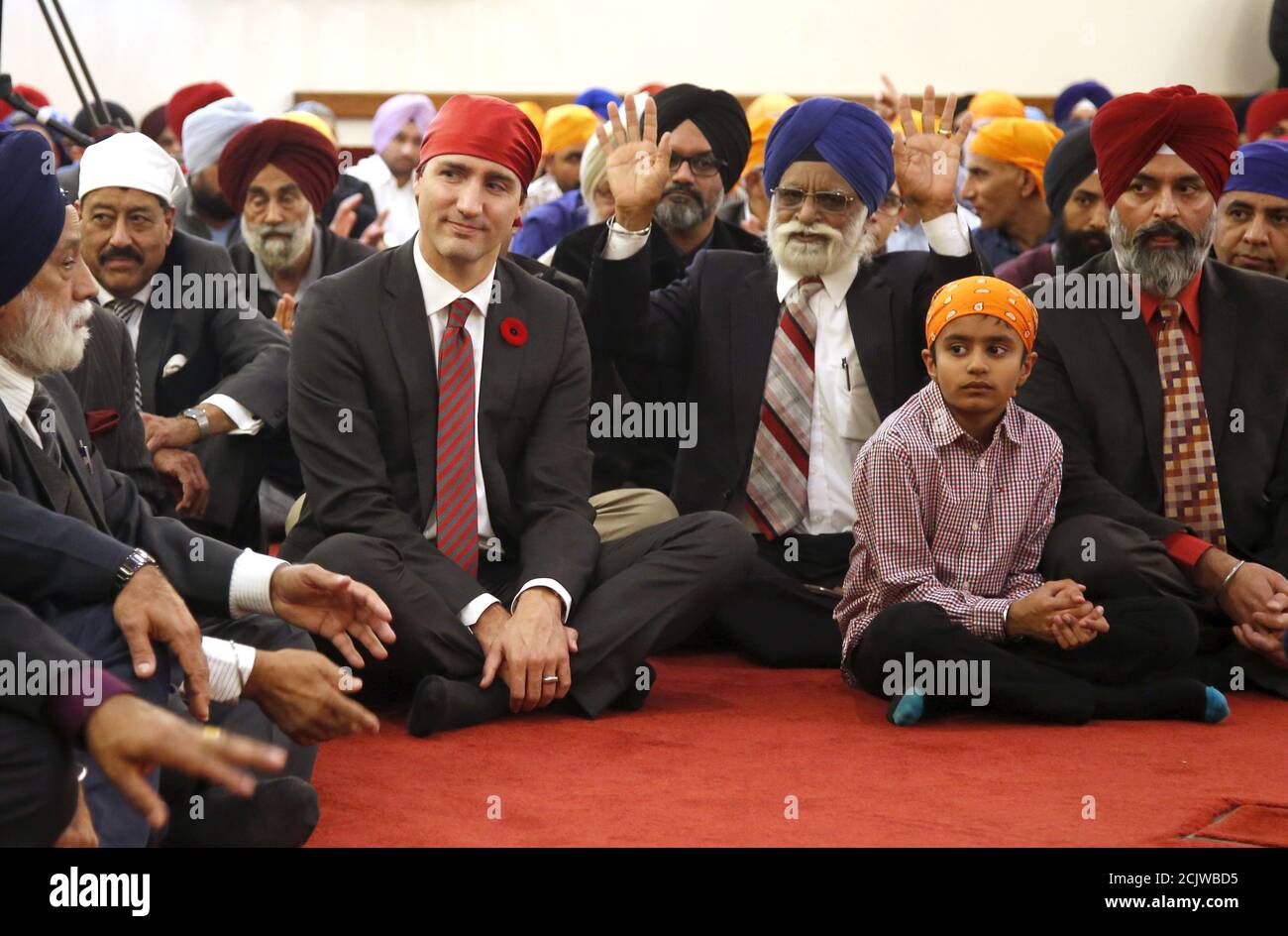 Il primo ministro canadese Justin Trudeau ascolta i discorsi della Gurdwara Sahib Ottawa Sikh Society di Ottawa, Canada, 11 novembre 2015. REUTERS/Patrick Doyle Foto Stock