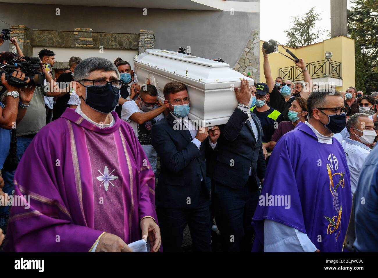 Caivano, Italia. 15 settembre 2020. Nella chiesa di San Paolo Apostolo nel Parco Verde di Caivano, i funerali di Maria Paola Gaglione, la giovane donna che morì dopo essere caduto da uno scooter mentre, insieme al suo partner Ciro Migliore, Fu inseguita dal fratello Michele che non accettò il suo rapporto con un ragazzo trans. Credit: Agenzia fotografica indipendente/Alamy Live News Foto Stock