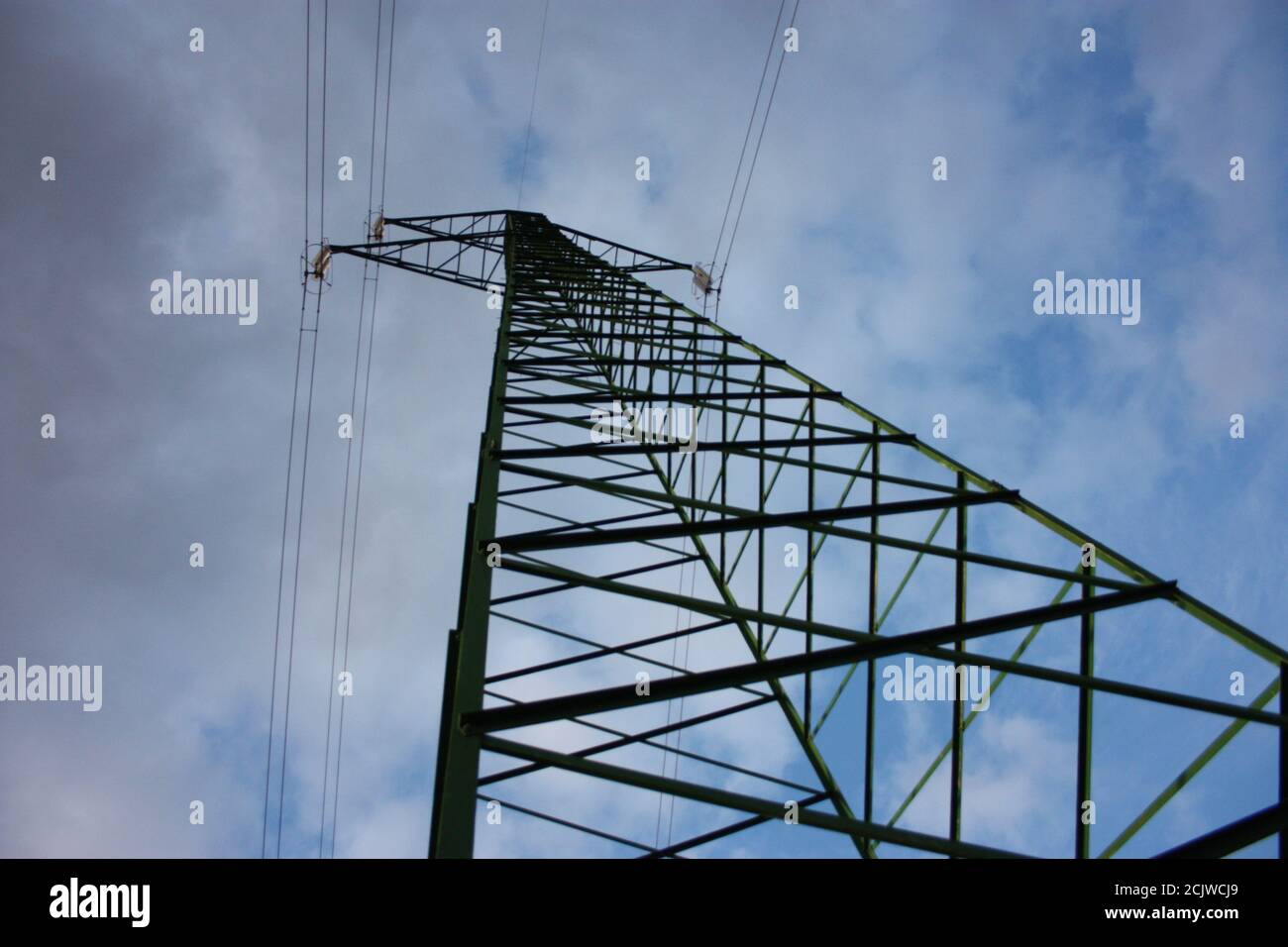 torrette elettriche di luce, energia, per la corrente. comunicazione e telecomunicazioni. connessione di rete Foto Stock