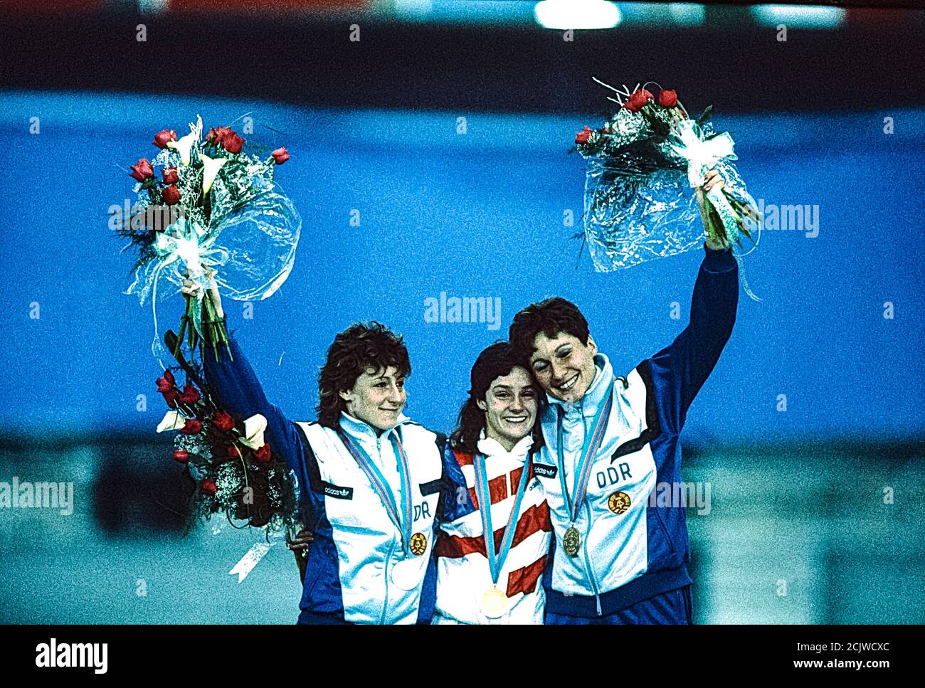 Bonnie Blair (USA) vince la medaglia d'oro nelle donne 500 m di pista di pattinaggio di velocità con Christa Rothenburger (GDR) argento Medaglia e bronzo Karin Kania (GDR) al 1998 Giochi olimpici invernali Foto Stock