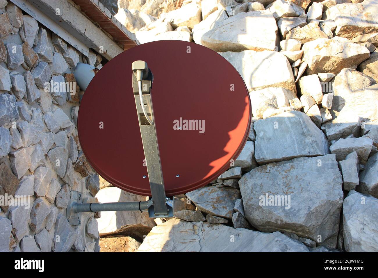 un'antenna ricetrasmittente abbandonata per le comunicazioni sulle onde tra rocce in montagna Foto Stock