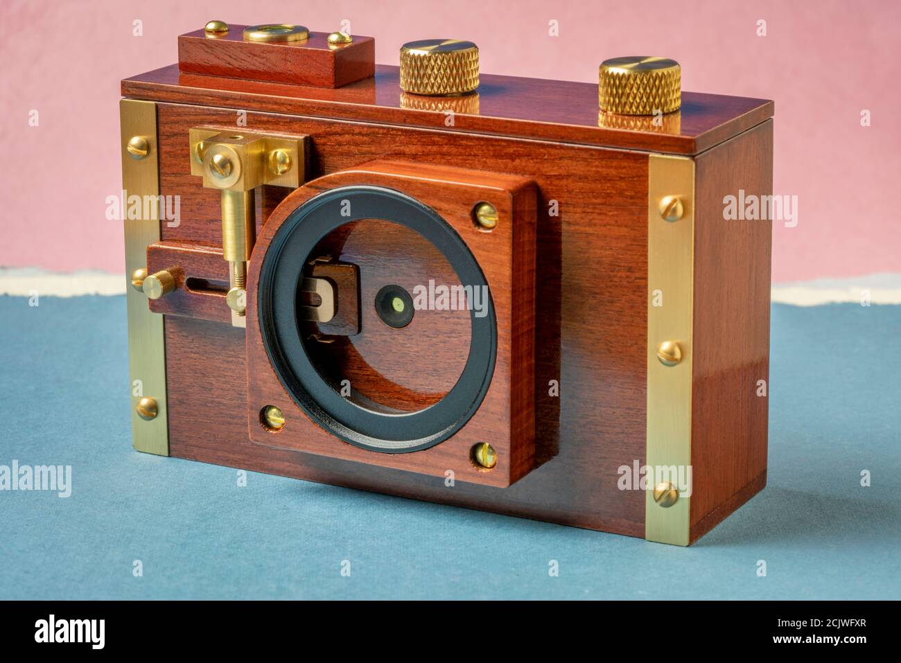 fotocamera pinhole con pellicola di formato medio con montaggio del filtro e meccanismo dell'otturatore, concetto di fotografia alternativo Foto Stock