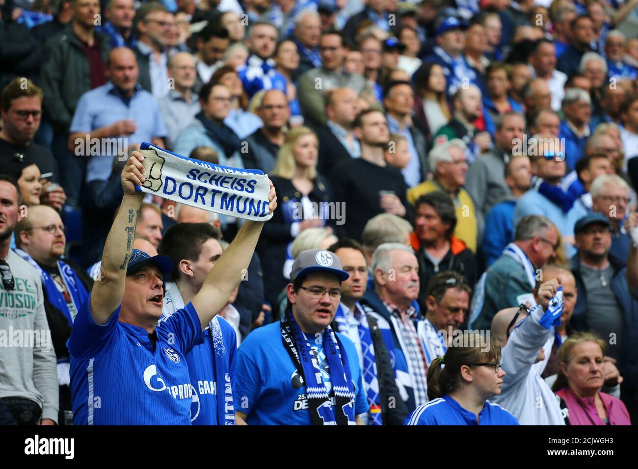Calcio Calcio - Bundesliga - Schalke 04 vs Borussia Dortmund - Veltins-Arena, Gelsenkirchen, Germania - 15 aprile 2018 tifosi di Schalke REUTERS/Wolfgang Rattay DFL REGOLA PER LIMITARE L'UTILIZZO ONLINE DURANTE IL TEMPO DI PARTITA A 15 IMMAGINI PER PARTITA. LE SEQUENZE DI IMMAGINI PER SIMULARE IL VIDEO NON SONO CONSENTITE IN NESSUN MOMENTO. PER ULTERIORI DOMANDE, CONTATTARE DFL DIRETTAMENTE AL NUMERO + 49 69 650050 Foto Stock