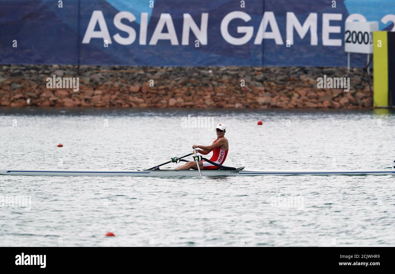 Rowing - 2018 Giochi Asiatici - scafi singoli femminili - finale - Lago JSC - Palembang, Indonesia - 23 Agosto 2018. Chen Yunxia della Cina compete. REUTERS/Edgar su Foto Stock