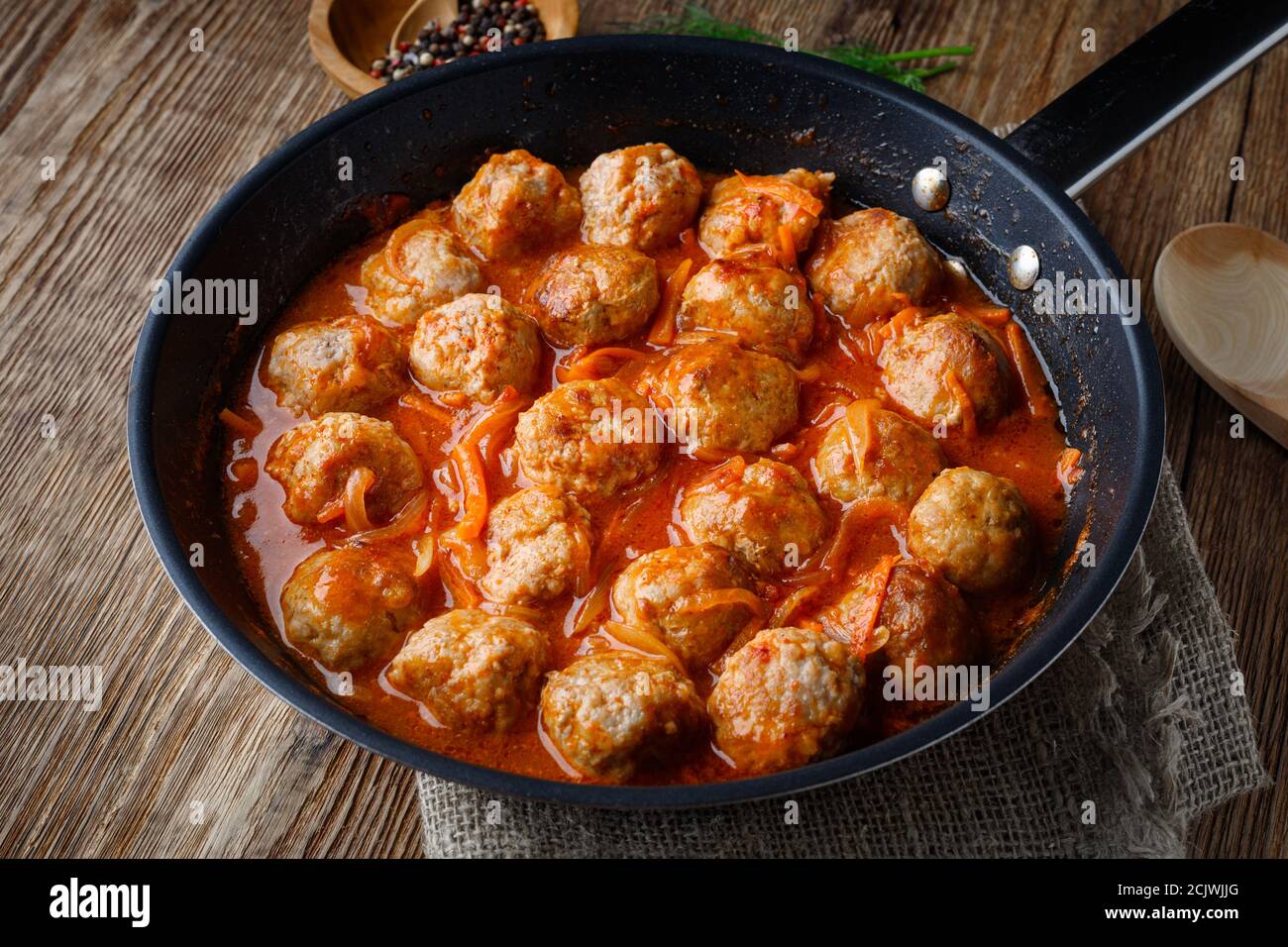 Polpette in una padella in salsa di pomodoro dolce e affumosa Foto Stock
