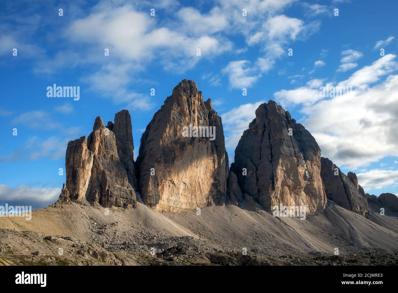 Le tre cime del Lavaredo in Alto Adige sono il simbolo delle Dolomiti e un vero e proprio punto di forza paesaggistica. Le tre cime di Lavaredo nelle tre Cime Foto Stock