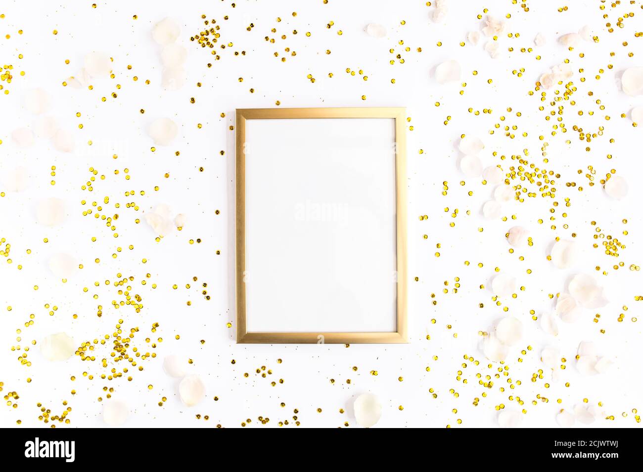 Cornice fotografica mock up con spazio per il testo, confetti dorati su sfondo bianco. Lay Flat, vista dall'alto. Lo sfondo minimo di San Valentino. Foto Stock