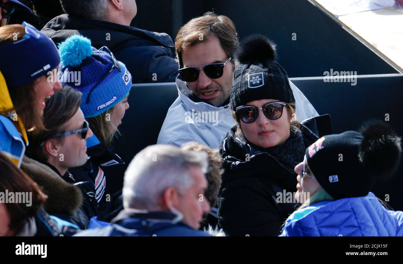 Sci alpino - FIS Alpine Ski World Championships - Men's Downhill - St.  Moritz, Svizzera - 12/2/17 - Michelle Gisin (cappello blu) della Svizzera,  il tennista svizzero Roger Federer e sua moglie