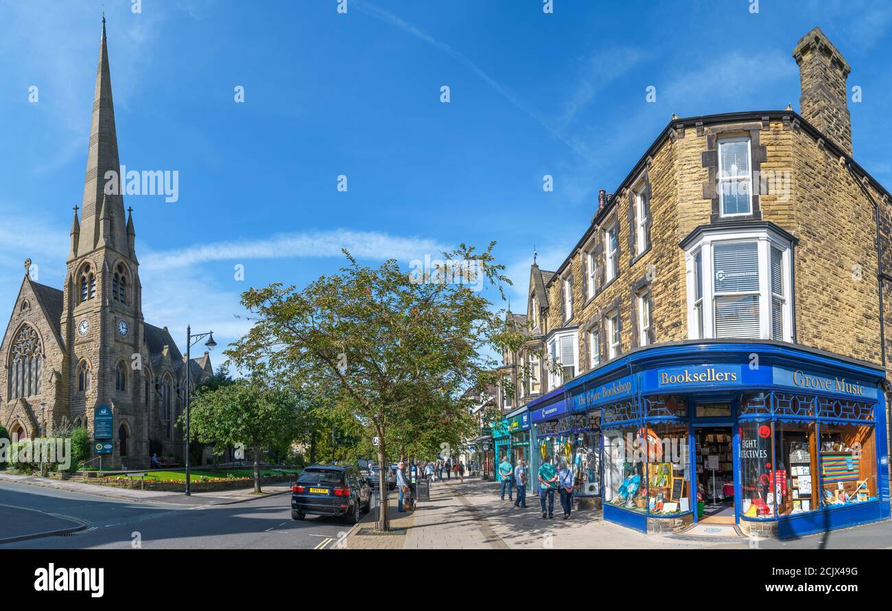 Negozi su The Grove, la strada principale di Ilkley, North Yorkshire, Inghilterra, Regno Unito. Foto Stock