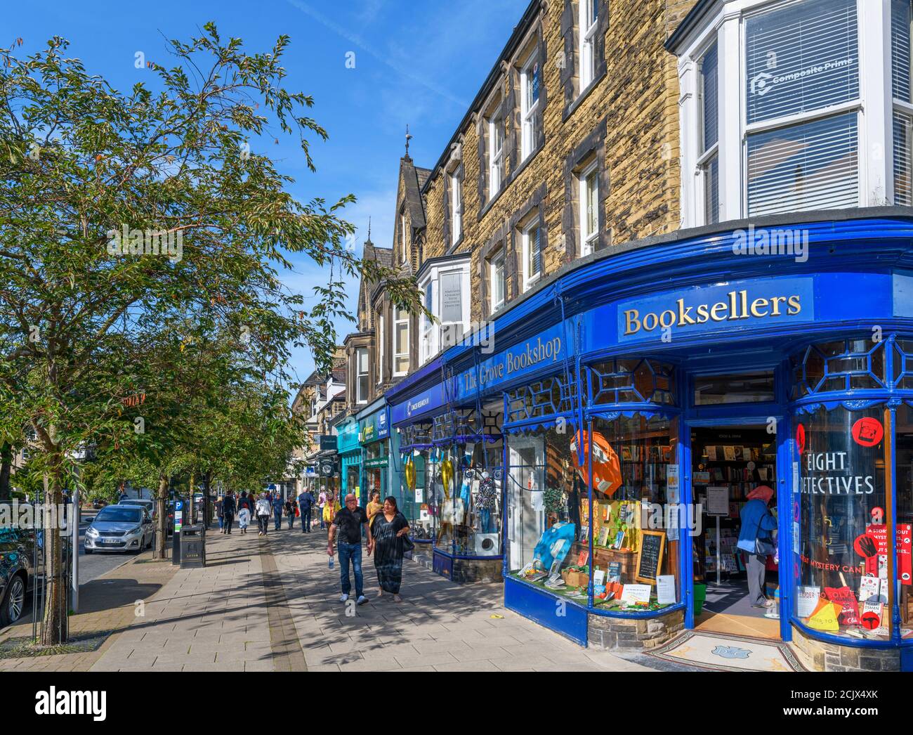 Negozi su The Grove, la strada principale di Ilkley, North Yorkshire, Inghilterra, Regno Unito. Foto Stock