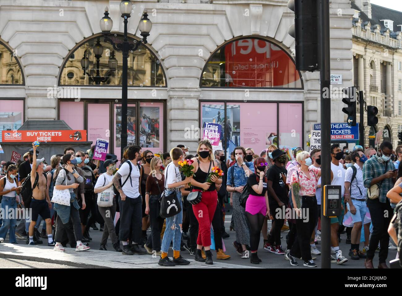 Scattata il 12 settembre 2020, la marcia Trans Gender Rights a Londra, foto scattate al Piccadilly Circus di Londra. Foto Stock