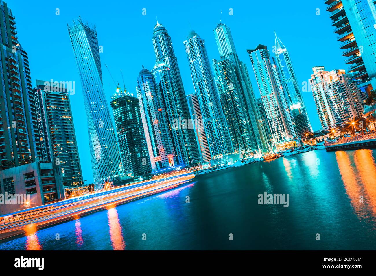 DUBAI, Emirati Arabi Uniti - 27 novembre: edifici moderni a Dubai Marina di notte, Dubai, EAU. Nella città di canale artificiale lunghezza di 3 chilometri, presa il 27 Foto Stock