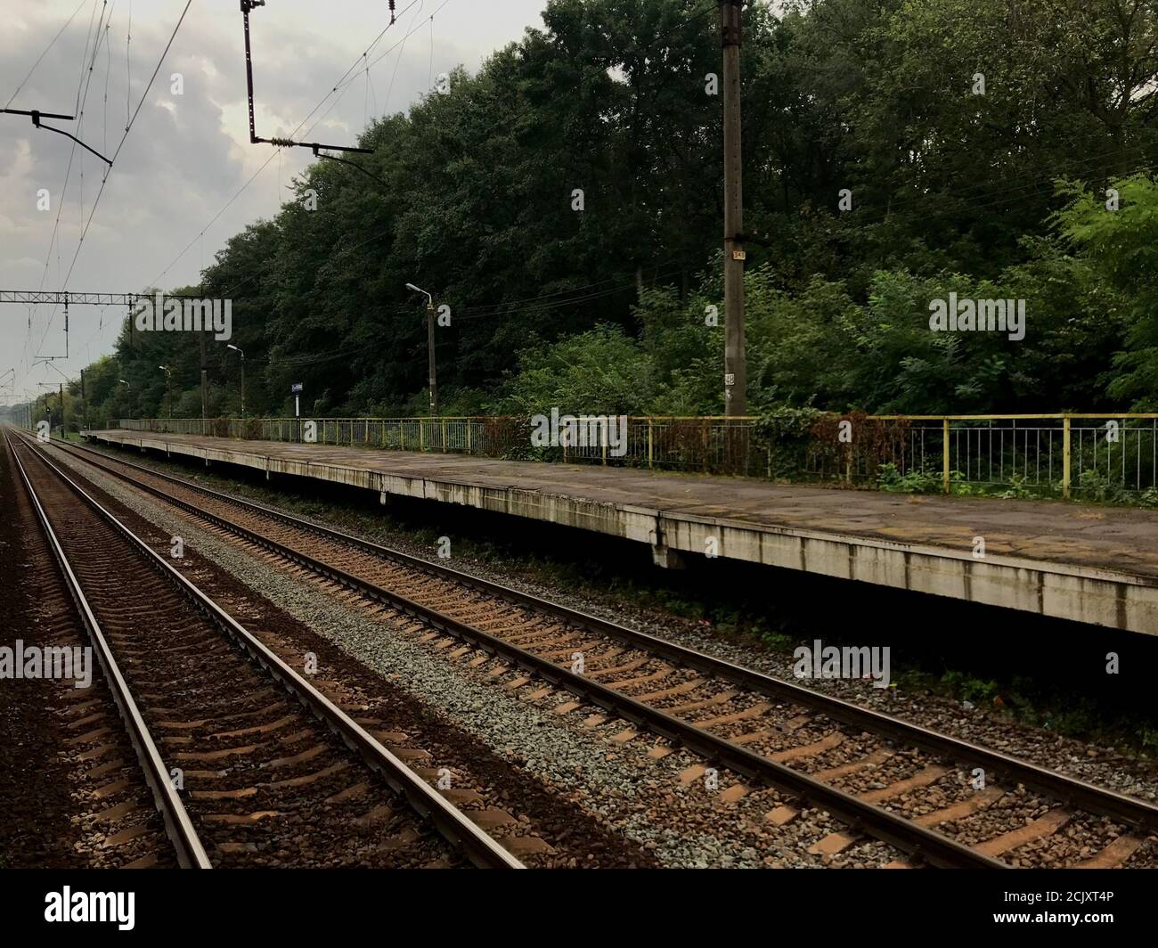 Binario ferroviario suburbano vuoto per treni pendolari. Concetto di quarantena e chiusura dei treni. Foto Stock