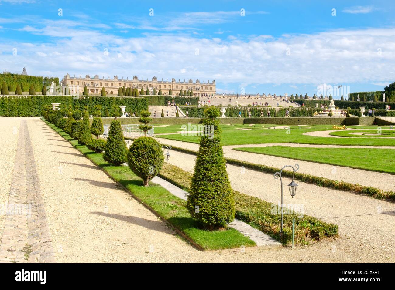 I giardini della Reggia reale di Versailles vicino a Parigi In Francia in una bella giornata estiva Foto Stock