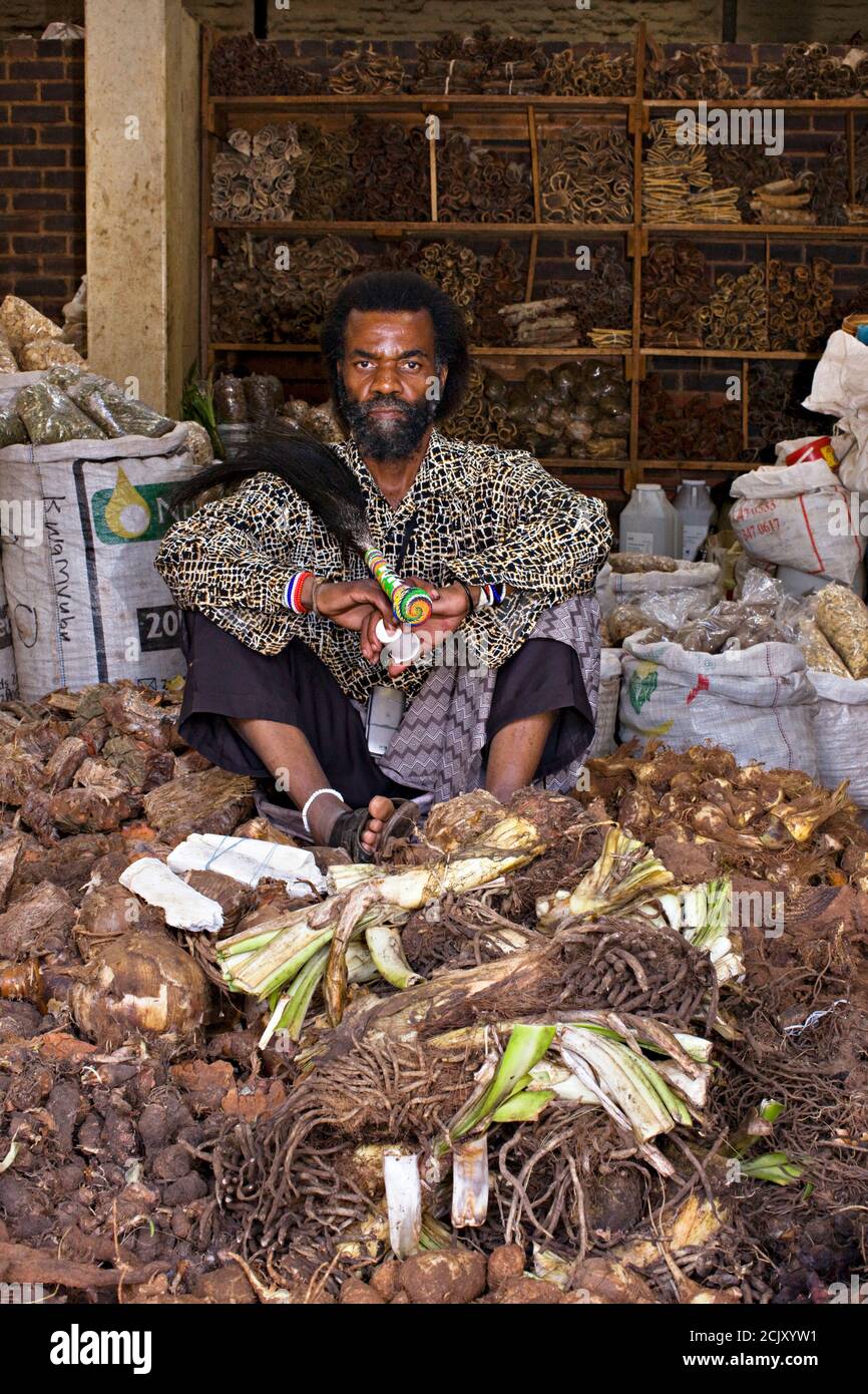 Sangoma africano (guaritore tradizionale) con muti al mercato Foto Stock