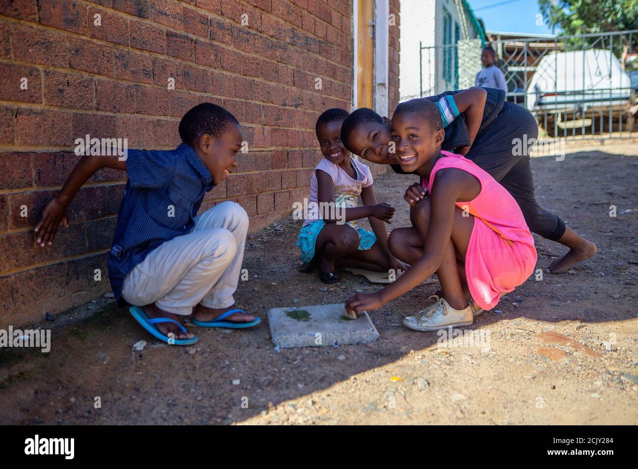 Gruppo di bambini africani che giocano a Kayamandi Township, Città del Capo, Sud Africa Foto Stock