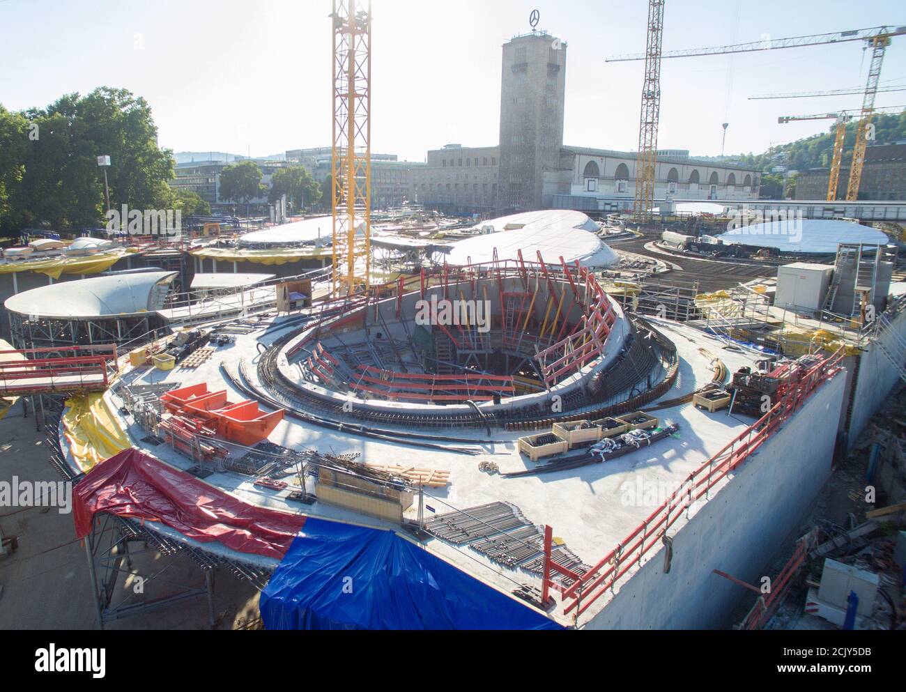 Stoccarda, Germania. 15 settembre 2020. Cup appoggi sul cantiere della futura stazione metropolitana del progetto ferroviario Stuttgart 21 (ripresa con drone) Credit: Sebastian Gollnow/dpa/Alamy Live News Foto Stock