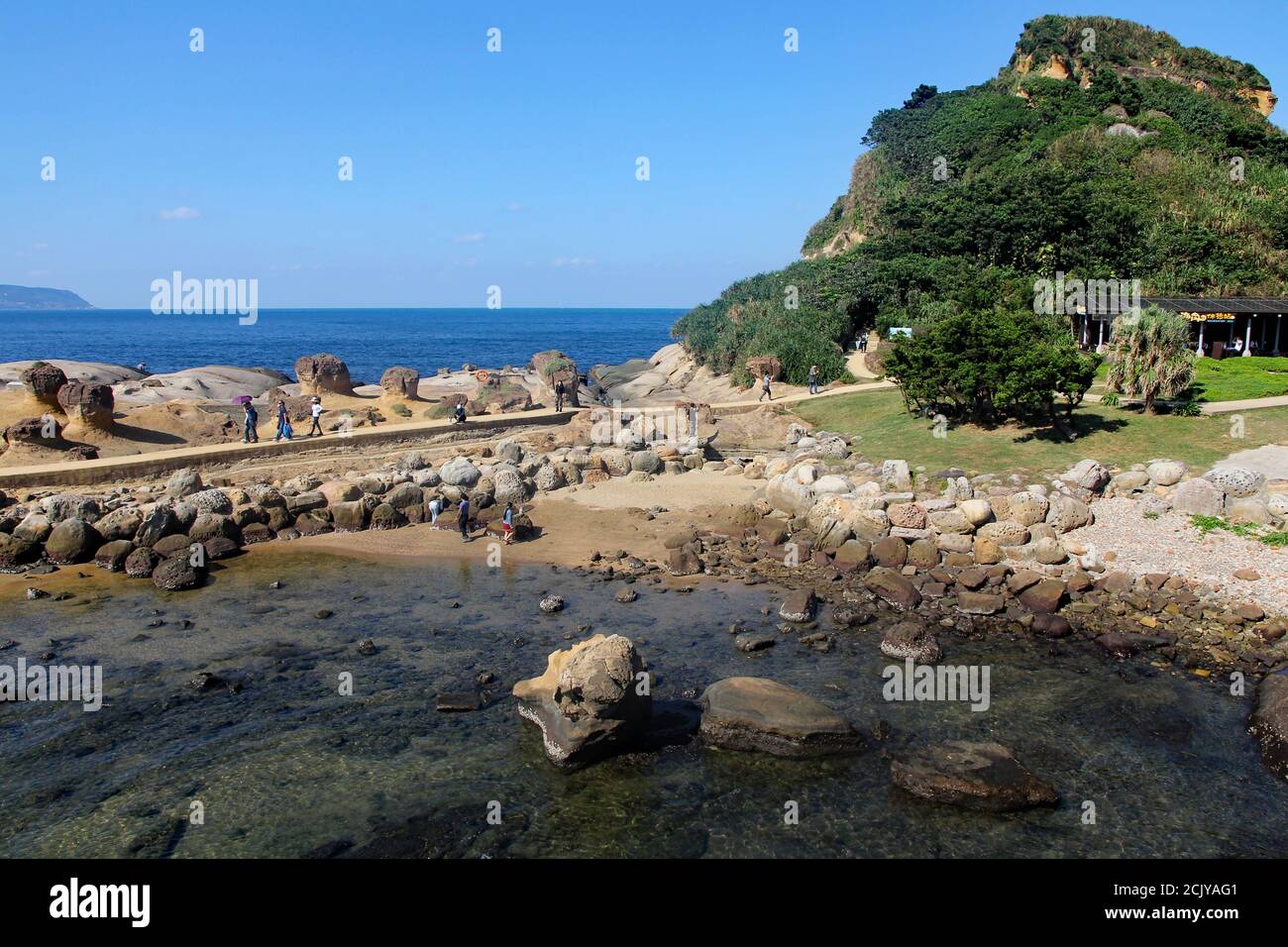 Formazioni geologiche a Yehliu Geopark vicino alla città di Wanli, Taiwan settentrionale Foto Stock