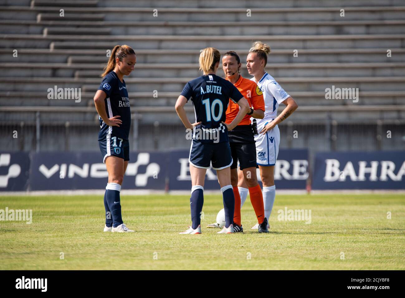 Gaetane Thiney del Paris FC e Anaig Butel di Parigi FC durante la partita di calcio del campionato francese delle donne D1 Arkema Tra Paris FC e Soyaux ASJ Foto Stock
