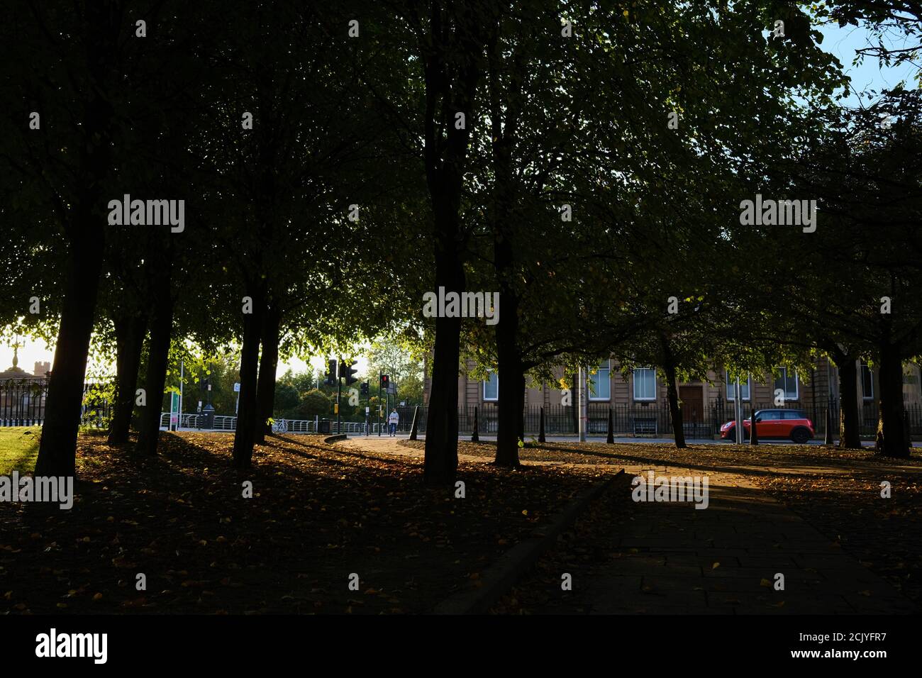 Luce d'autunno in una tranquilla Glasgow Green, settembre 2020 Foto Stock