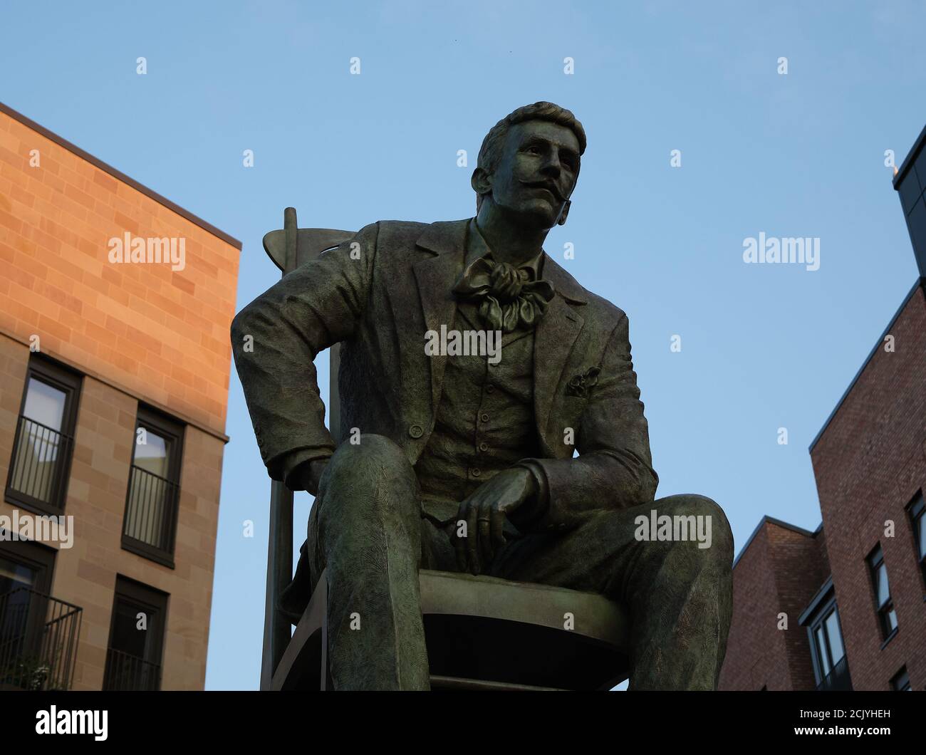 Charles Rennie Mackintosh (architetto, designer, artista) statua/scultura di Andy Scott, Glasgow, Scozia. Foto Stock