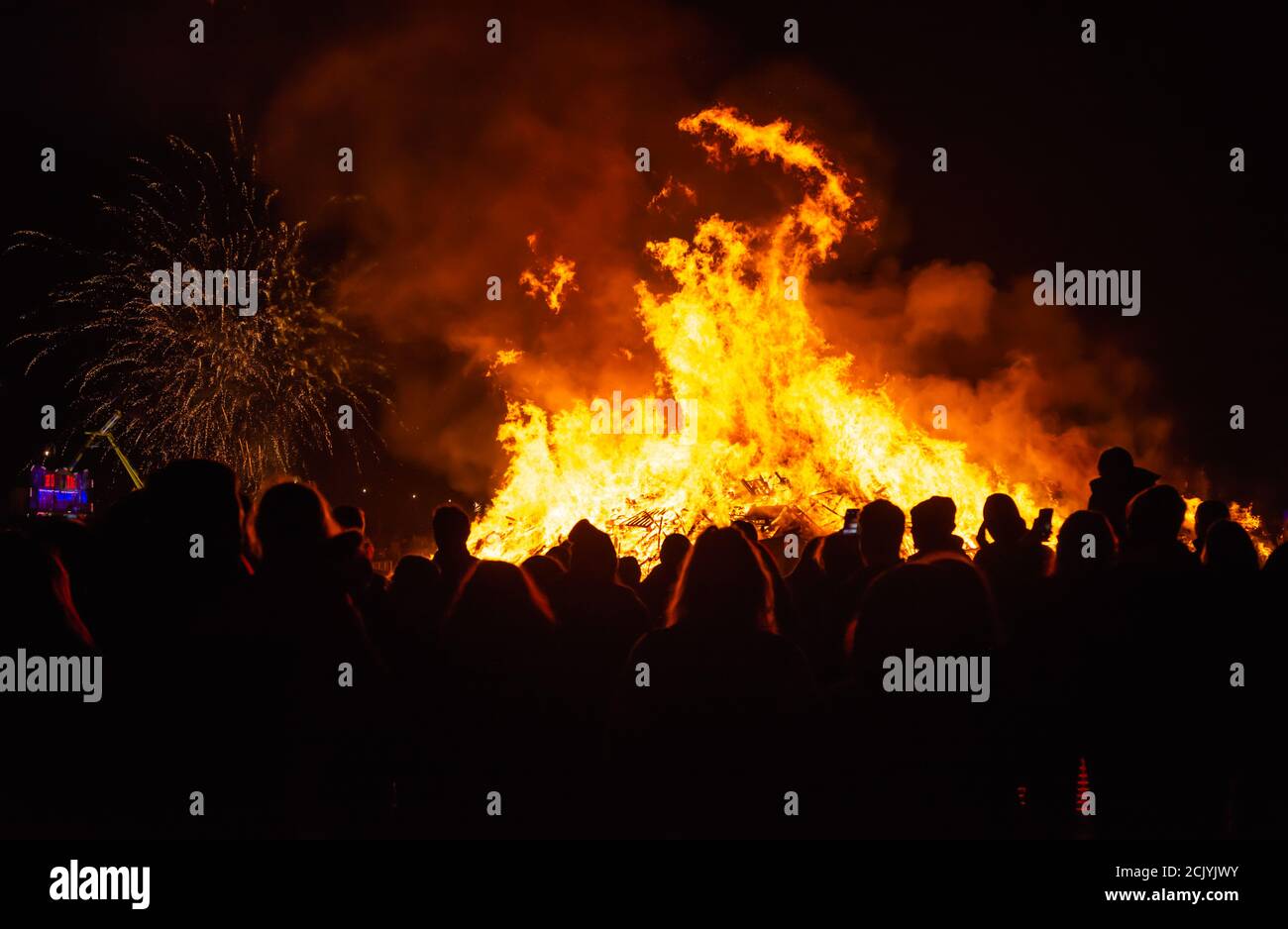 Persone in silhouette che guardano un grande falò alle celebrazioni annuali di Guy Fawkes & Bonfire Night a Littlehampton, West Sussex, Regno Unito. Foto Stock