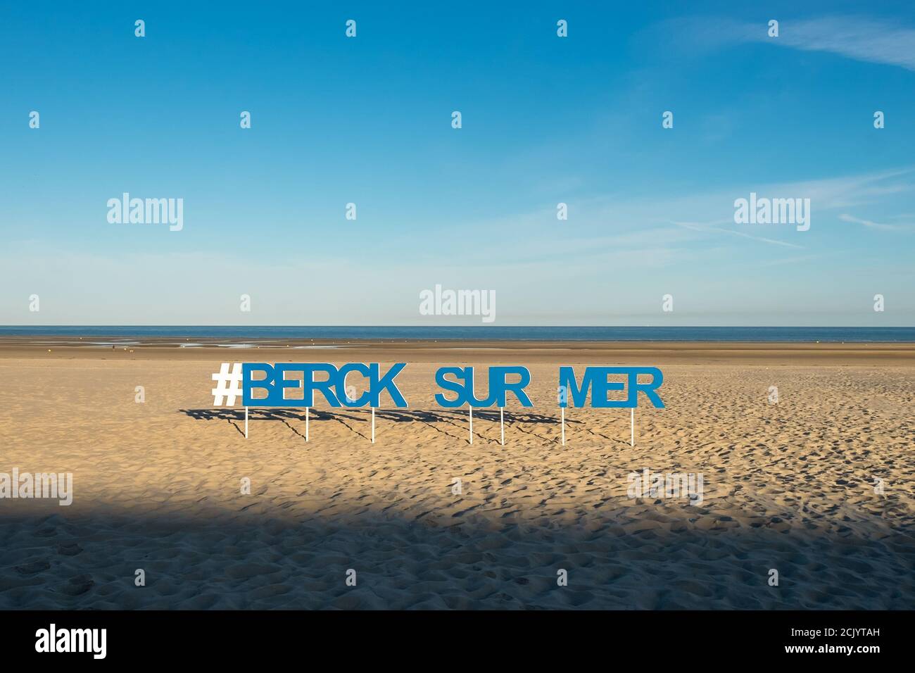 Nome segno della città di Berck sulla spiaggia nella mattina presto. Foto Stock