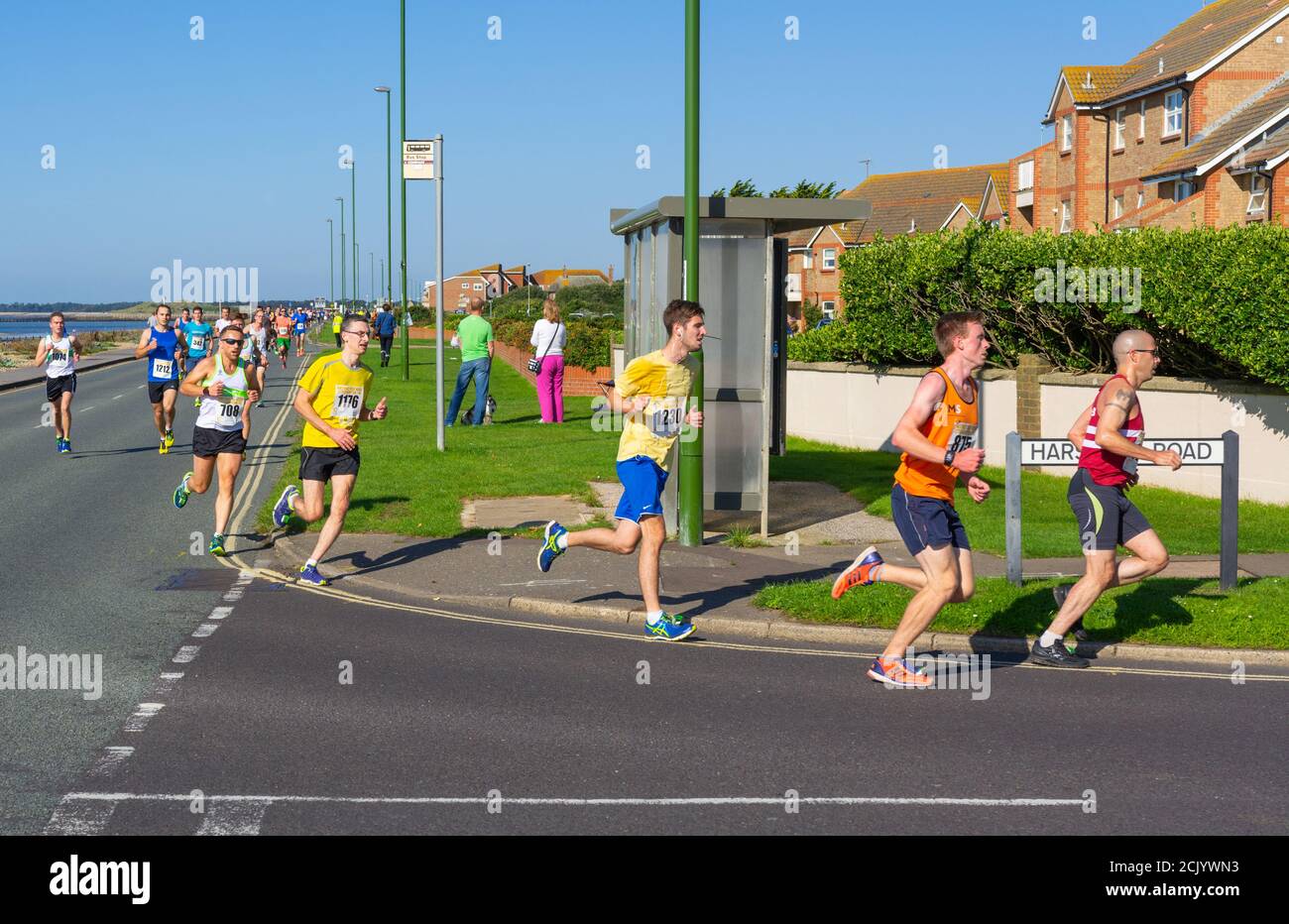 Le persone che corrono in una Chestnut Tree House 10k beneficenza corrono in West Sussex, Inghilterra, Regno Unito. Foto Stock