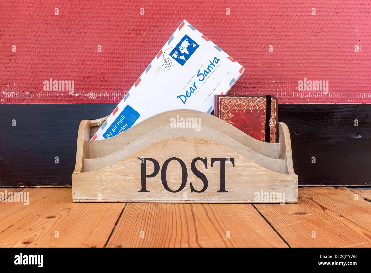 Titolare della vecchia lettera con busta e le parole 'Dar Babbo Natale'. Foto Stock