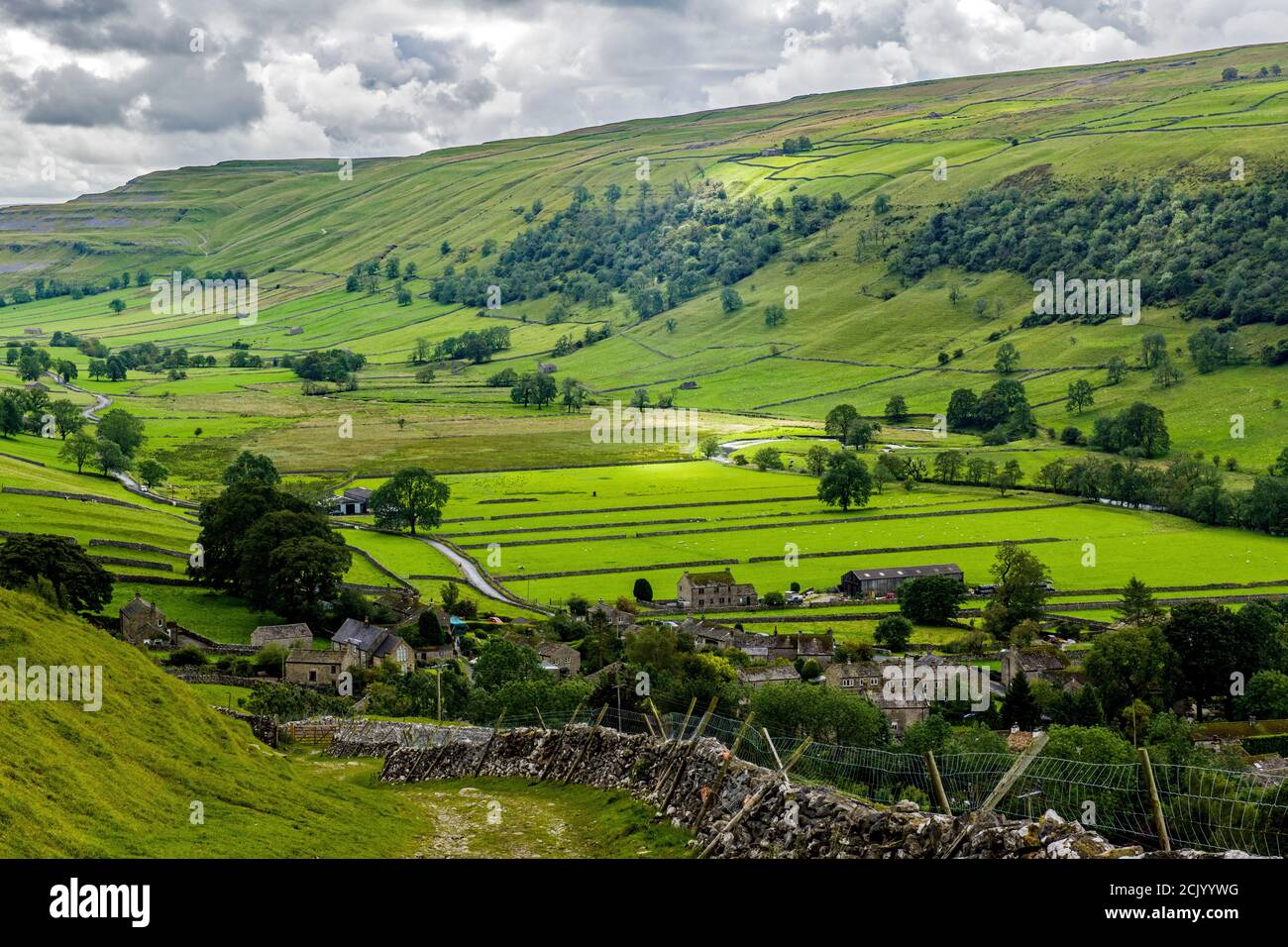 Guardando giù su Starbotton nella valle del Wharfedale superiore nel Yorkshire Dales National Park, North West Yorkshire in un giorno di settembre. Foto Stock