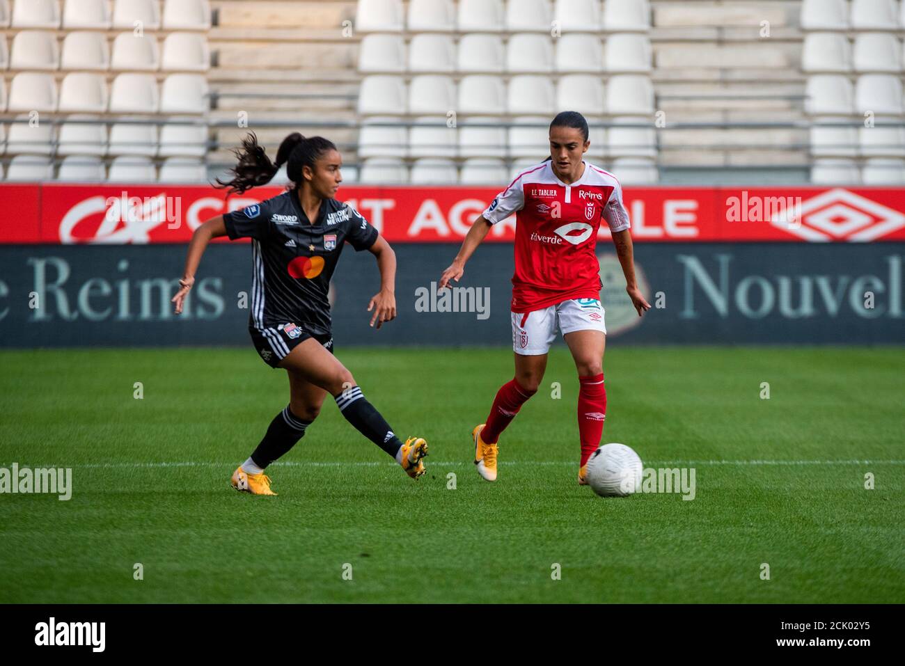 Sakina Karchaoui dell'Olympique Lyonnais e Melissa Herrera di Stade De Reims lotta per la palla durante le donne francesi campionato D1 Arkema footb Foto Stock