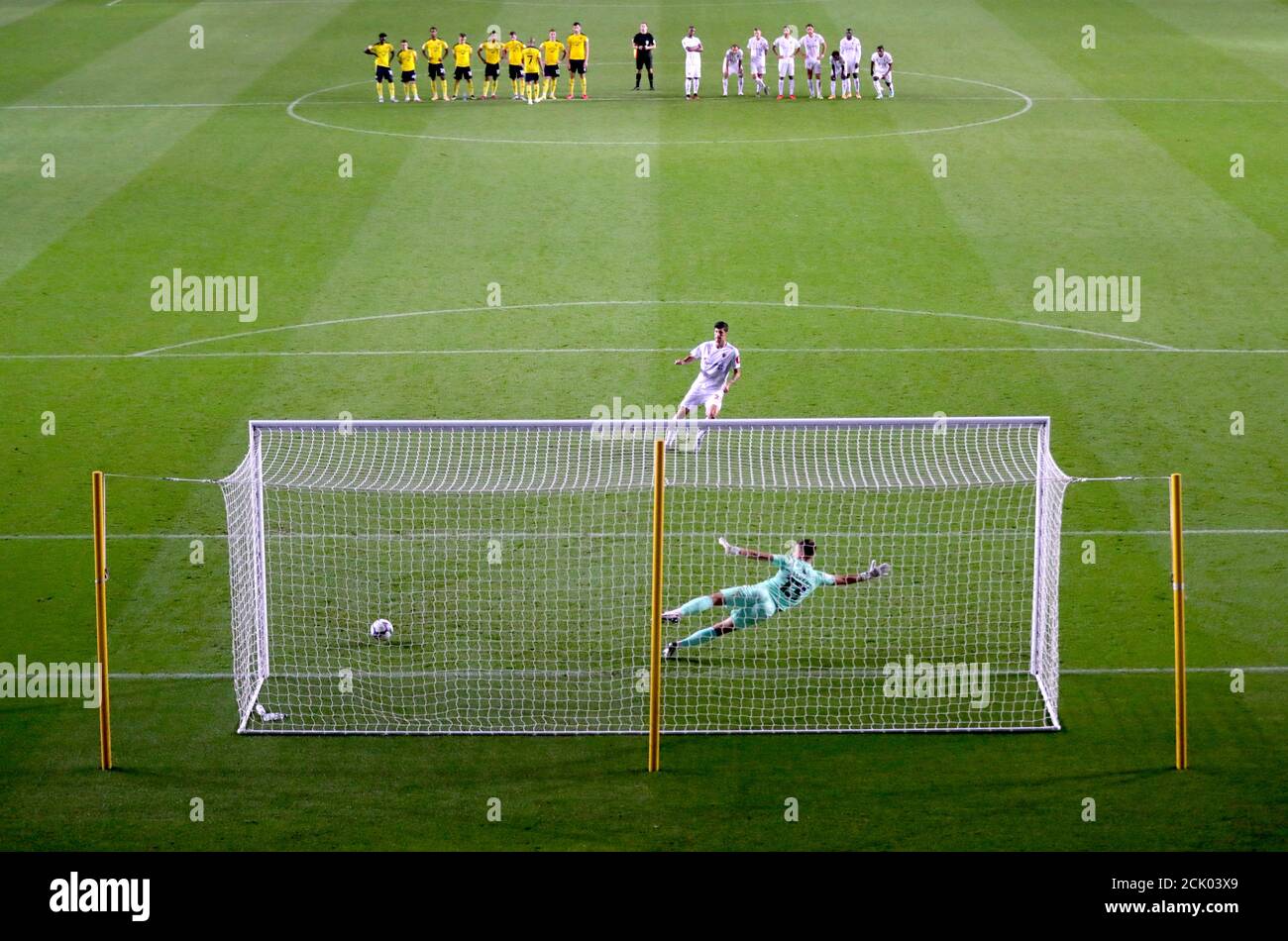 Il portiere di Oxford United Jack Stevens non riesce a fermare la Stipe Perica di Watford dal segnare la penalità vincente del tiro di rigore durante la partita della Carabao Cup al Kassam Stadium di Oxford. Foto Stock