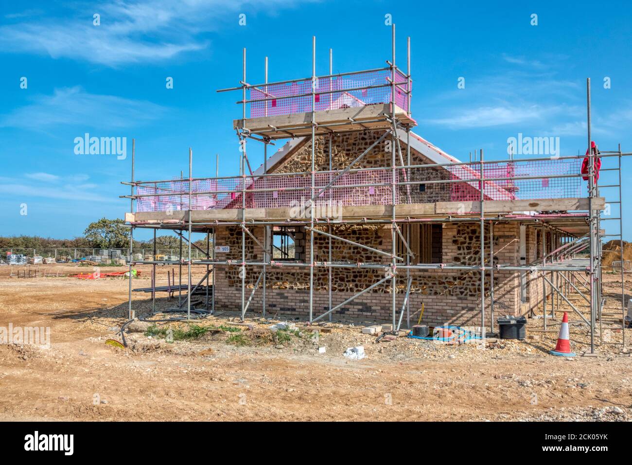 Nuova tenuta di case da Bennett Homes in costruzione su un sito di campo verde a St Edmund's Park, sul bordo di Hunstanton nel nord Norfolk. Foto Stock