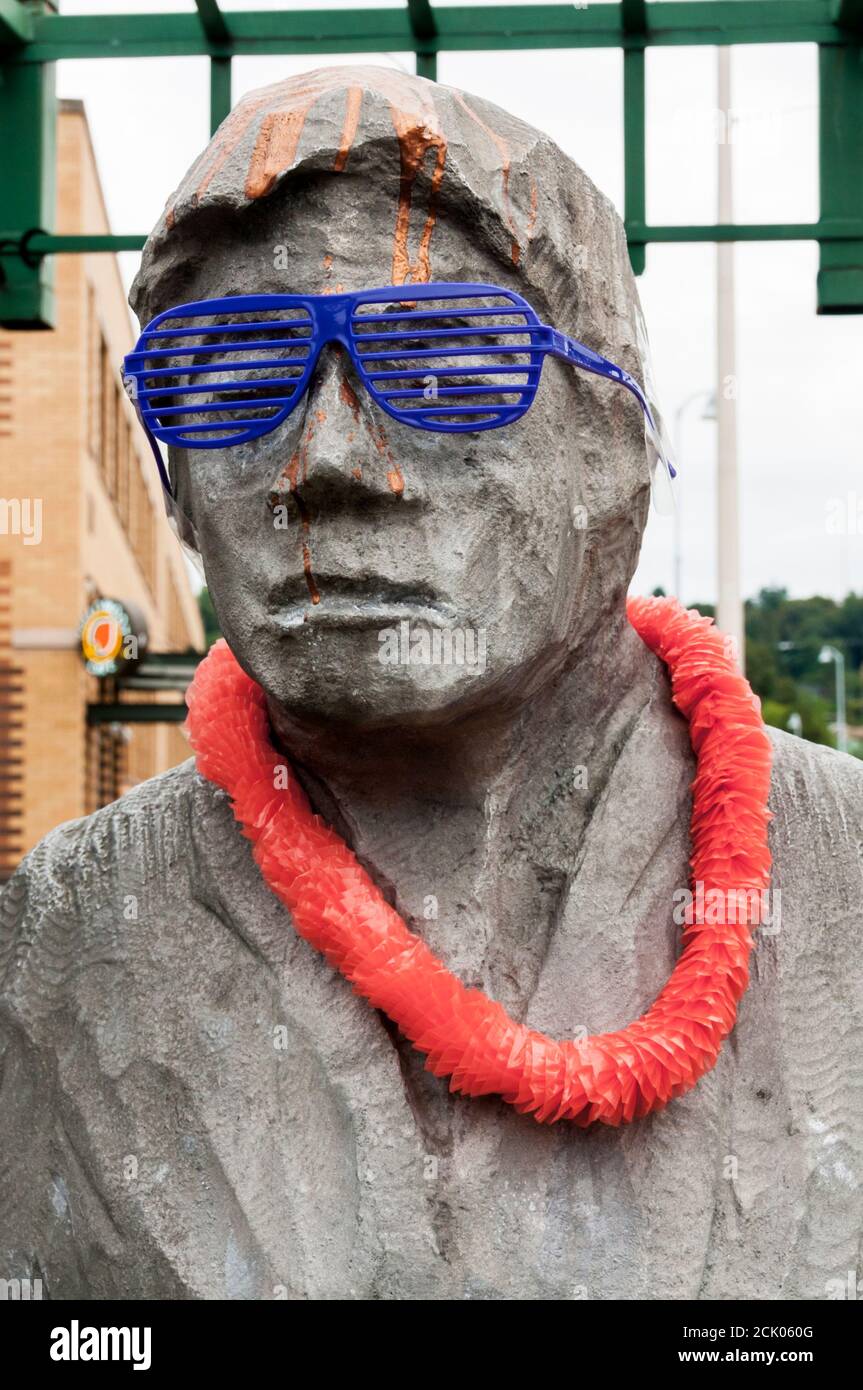 Dettaglio dall'attesa per l'Interurban di Richard Beyer a Fremont, Seattle. Scultura spesso decorata da gente locale per segnare eventi particolari. Foto Stock