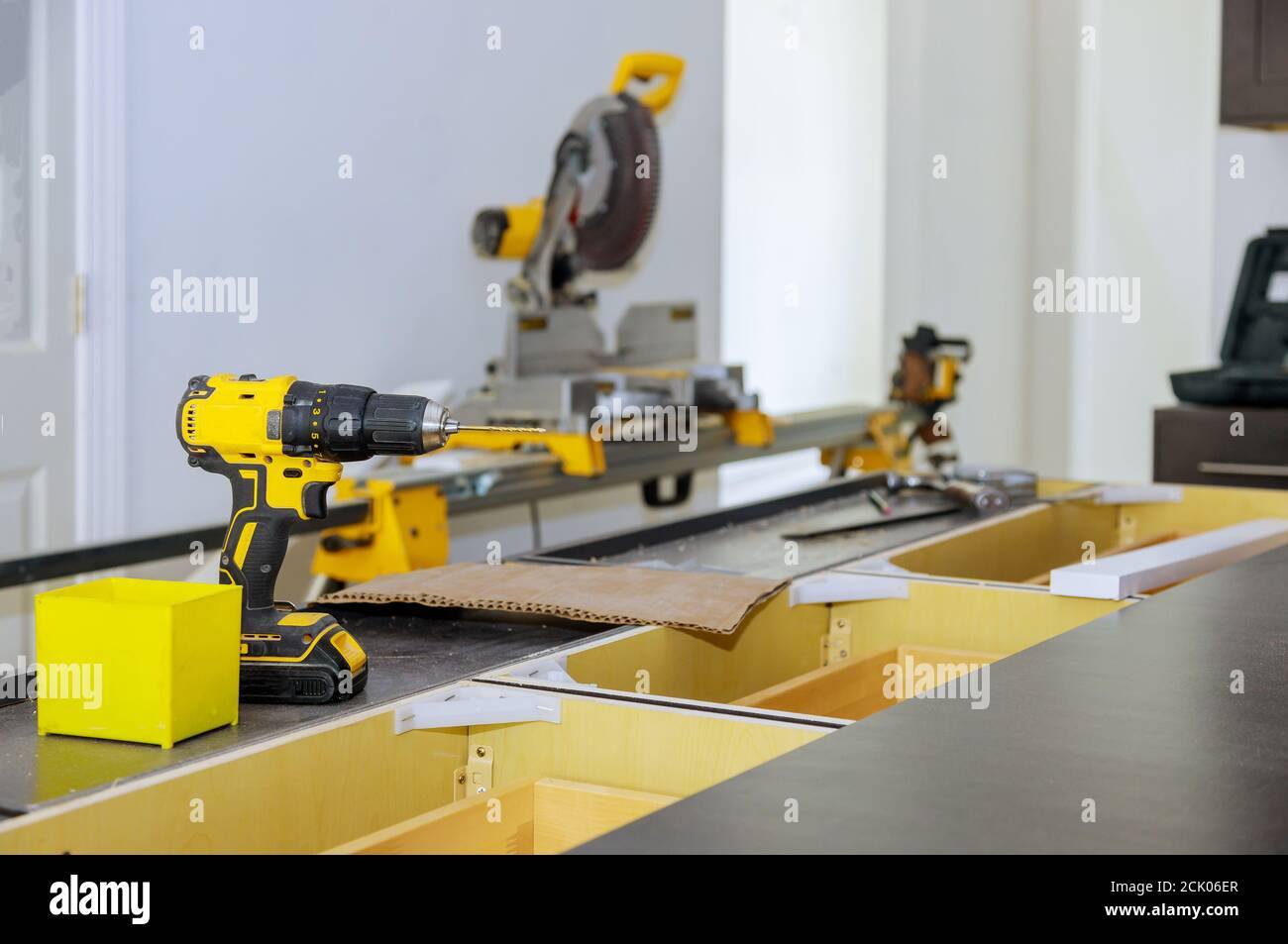 Mobili in legno produzione di strumenti professionali cacciavite su legno sfondo sfocato della tabella Foto Stock