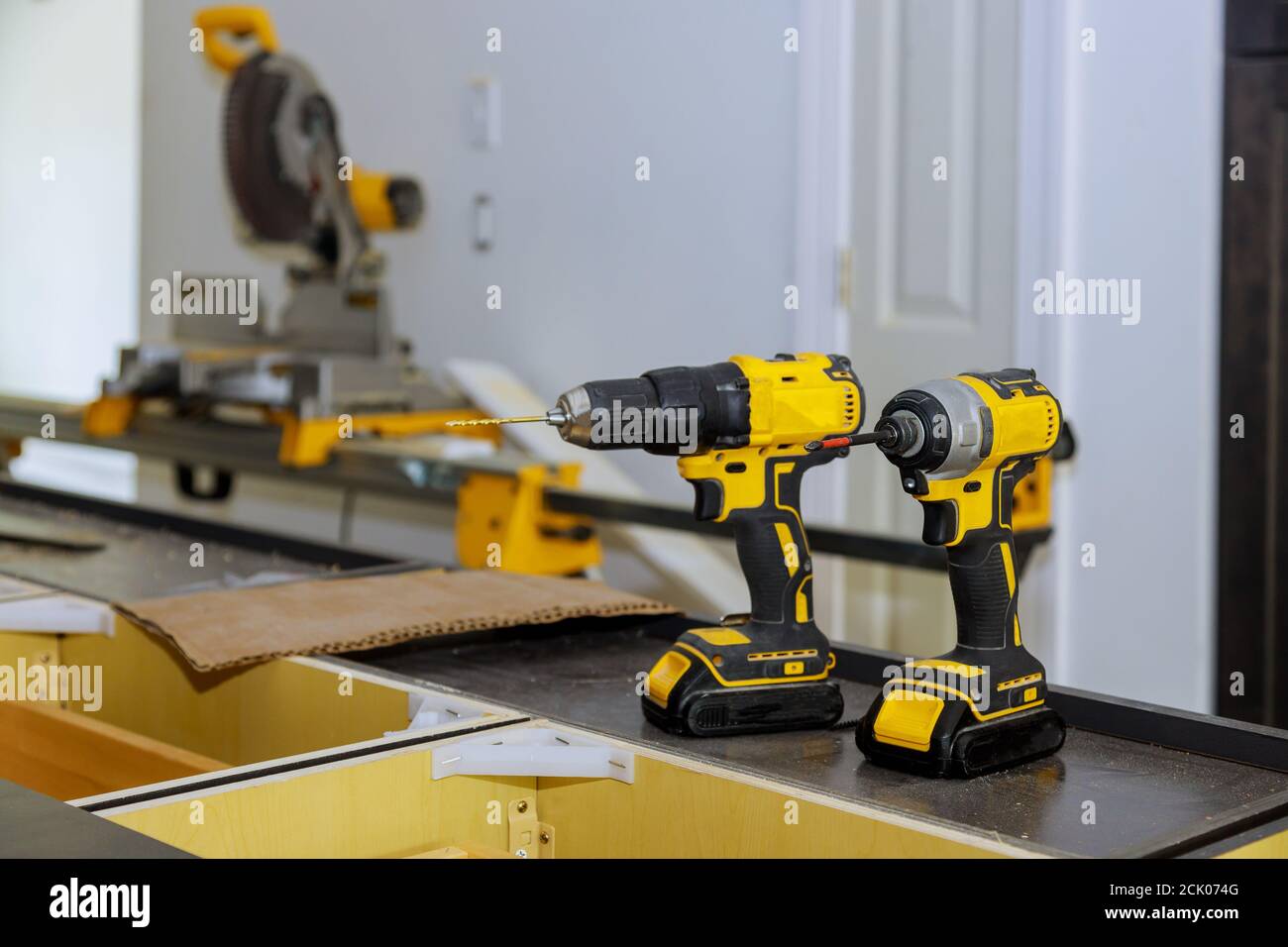 Due trapani cordless con punte da trapano che funzionano anche come cacciavite pistole su strumento di perforazione utensile professionale come lavoratore di legno Foto Stock