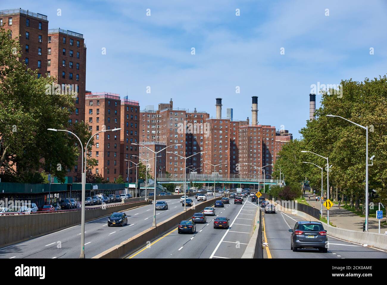 NEW YORK, NY - 7 SETTEMBRE 2020: Le automobili viaggiano lungo la Brooklyn Queens Expressway vicino a Houston St. Sullo sfondo ci sono le Jacob Riis Houses Foto Stock