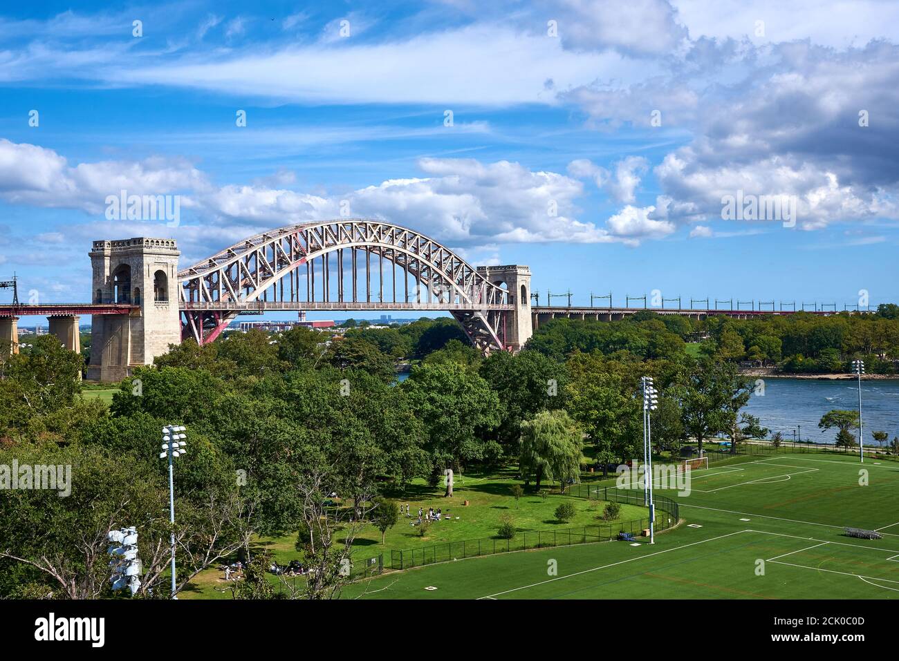 Hell Gate Bridge, con i campi di Wards Island e Randalls Island Park in primo piano. Hell Gate Bridge è un ponte ferroviario ad arco in metallo. Foto Stock