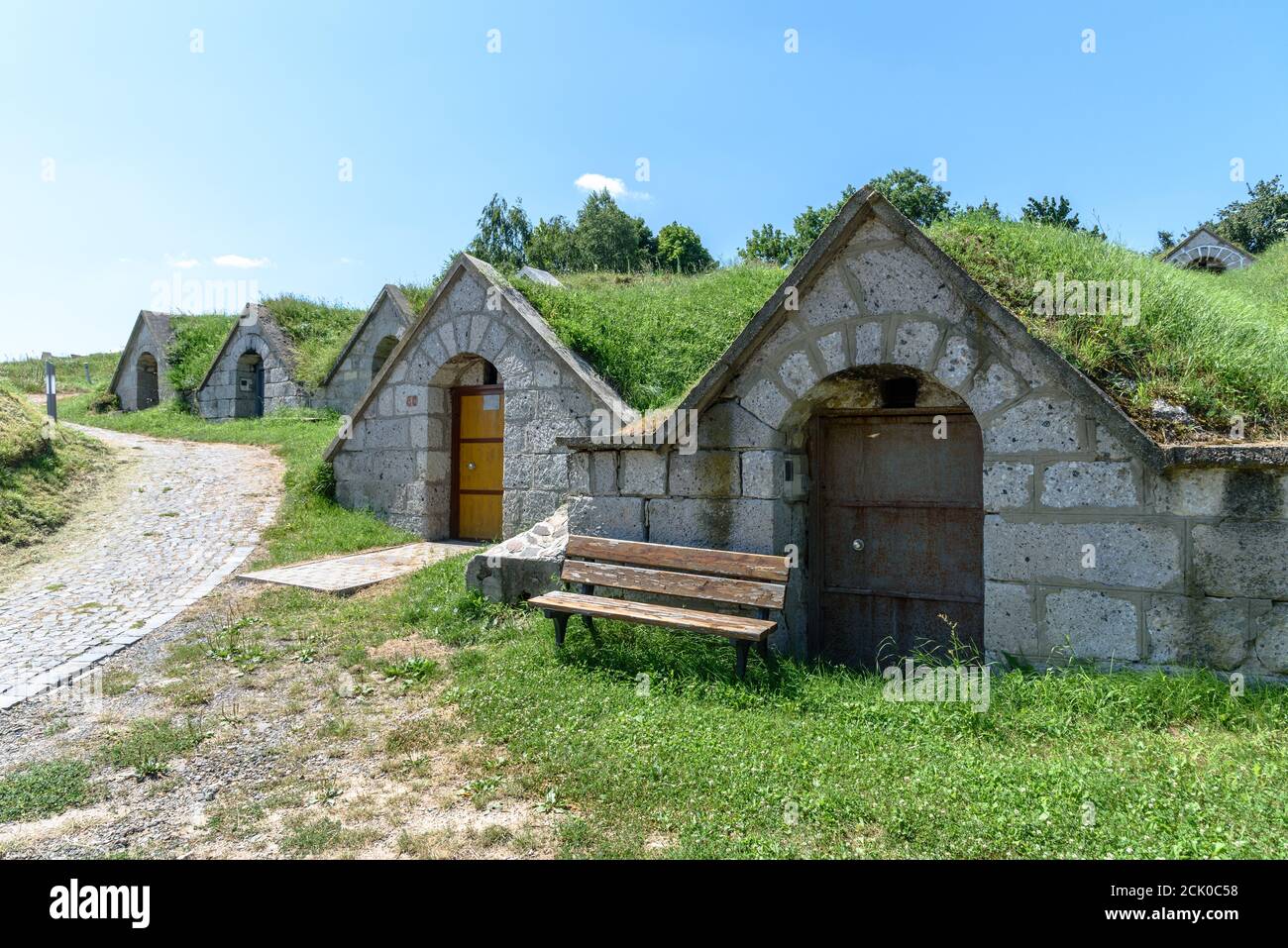 Le cantine di pietra polverosa di Koporosi a Hercegkut, Ungheria del Nord Foto Stock