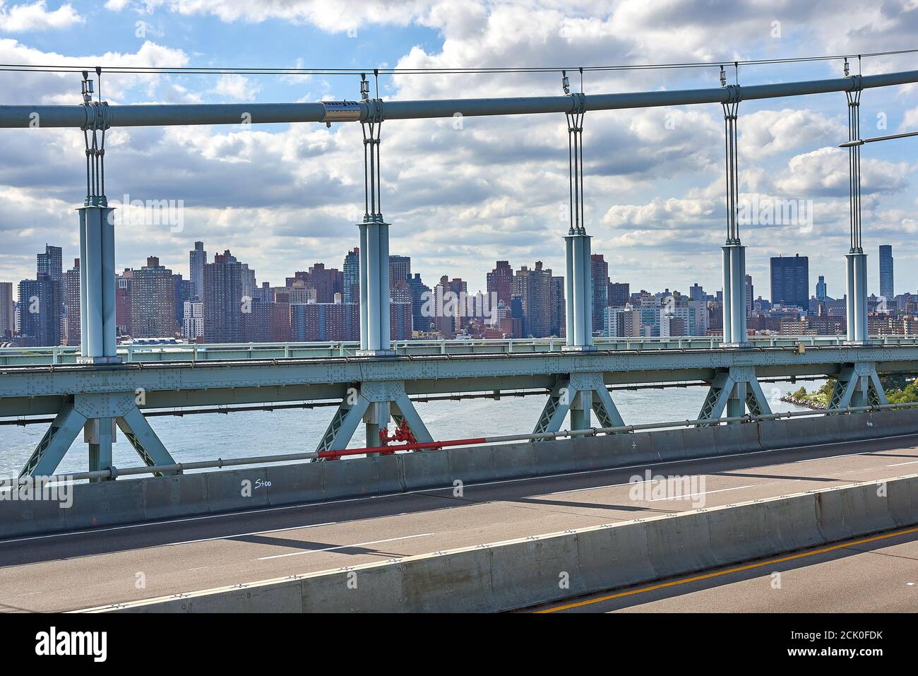 Il lato superiore est di Manhttan visto dal ponte Robert F Kennedy in una giornata estiva soleggiata. Foto Stock