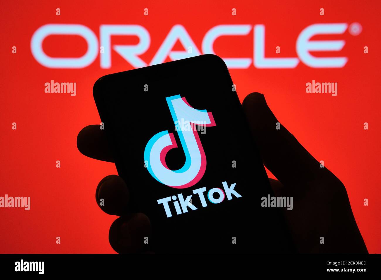 Stafford / UK - Settembre 15 2020: TikTok e Oracle concept foto. Logo TikTok visualizzato sullo smartphone e logo aziendale Oracle visualizzato su Foto Stock