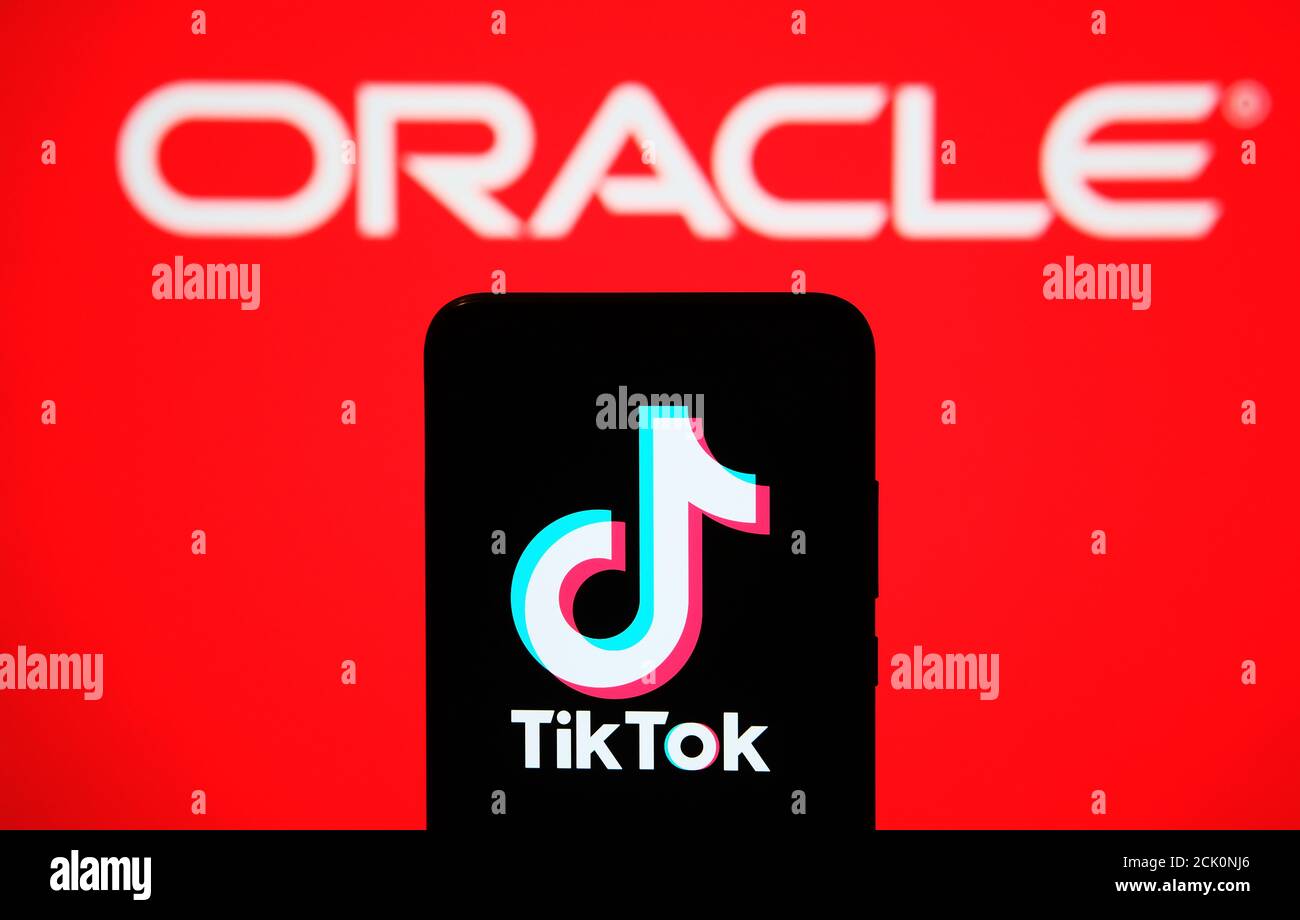 Stafford / UK - Settembre 15 2020: TikTok e Oracle concept foto. Logo TikTok visualizzato sullo smartphone e logo aziendale Oracle visualizzato su Foto Stock