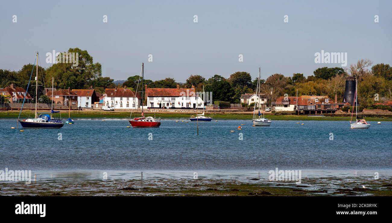 Litorale e barche a Langstone, Hampshire, Regno Unito Foto Stock