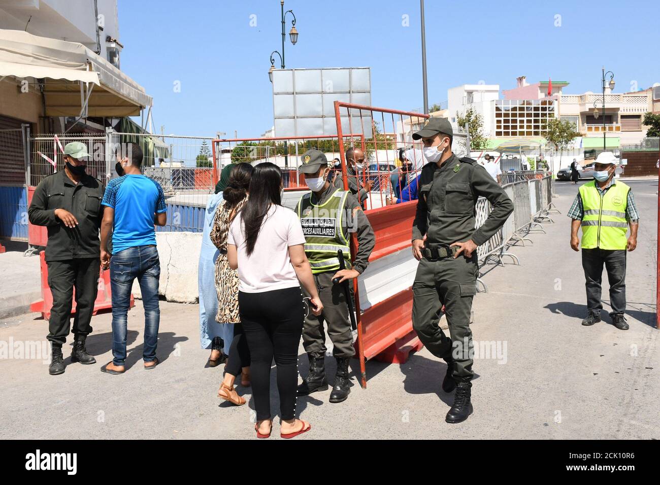 Rabat, Marocco. 15 settembre 2020. I membri delle forze ausiliarie del Ministero degli interni del Marocco controllano i pedoni in un quartiere a Rabat, Marocco, il 15 settembre 2020. Il Marocco ha registrato 2,121 nuovi casi COVID-19 martedì, prendendo il bilancio nel paese nordafricano dal 2 al 90,324 marzo, il ministero della salute ha detto in una dichiarazione. Credit: Chadi/Xinhua/Alamy Live News Foto Stock