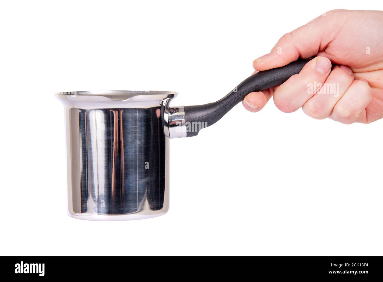 L'uomo tiene una piccola stewpan, isolata su sfondo bianco, primo piano. Utensili da cucina utensile cromato. Macchina da caffè in acciaio cromato da uomo a mano su sfondo bianco Foto Stock