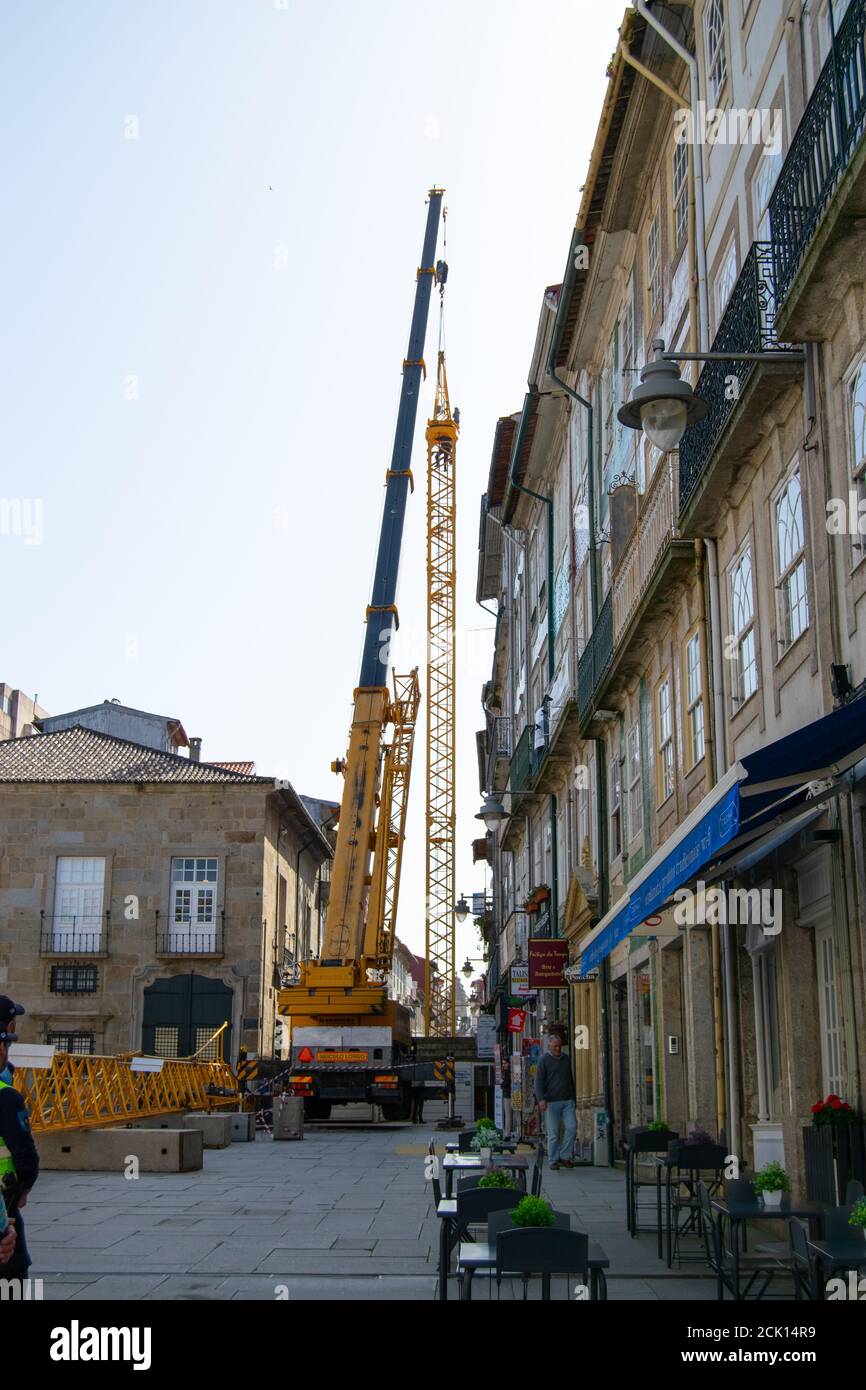 La costruzione del centro storico della città lavora con macchinari pesanti nella città di Braga, nel Portogallo settentrionale, con sollevatore giallo Foto Stock