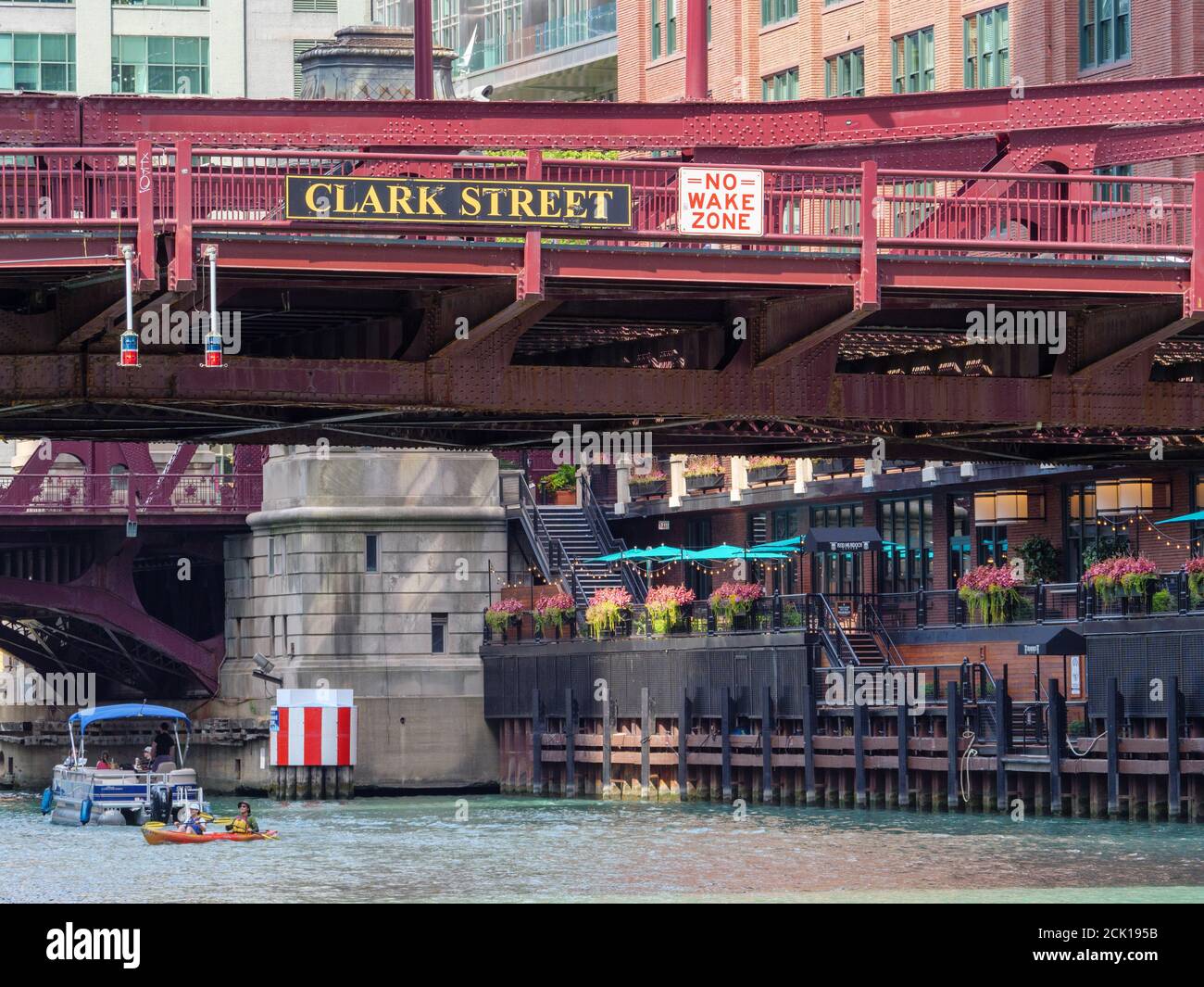 Clark Street Bridge e nessun segnale per la zona di risveglio. Fiume Chicago. Foto Stock