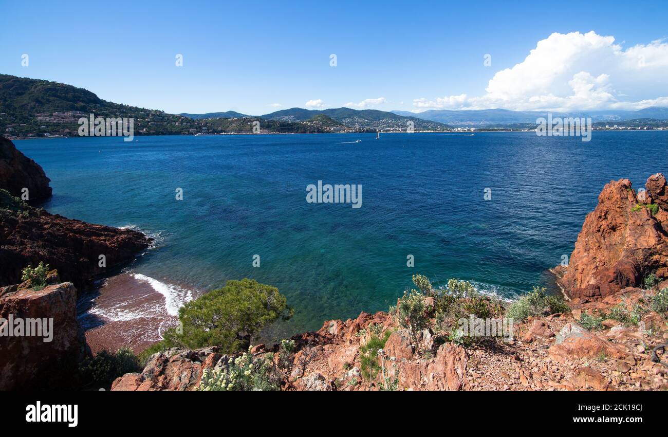 Mare mediterraneo blu e scogliera rossa in primavera a Mandelieu, Francia Foto Stock