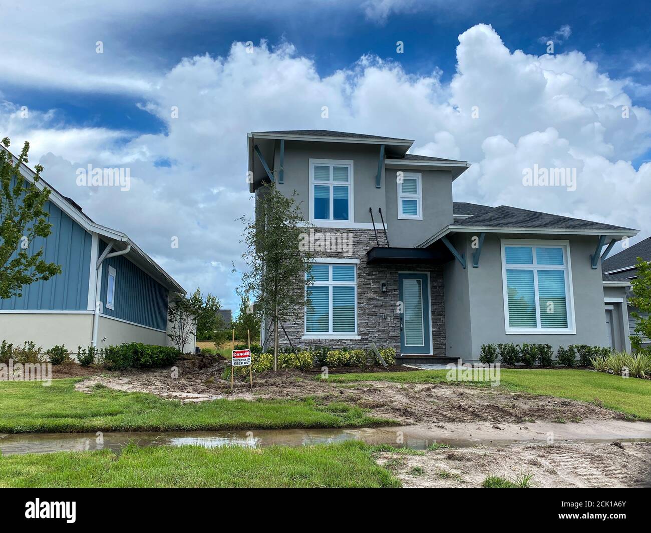 Orlando, FL/USA-9/10/20: Una casa con un cartello di fronte che avverte le persone di tenere fuori a causa di lavori di costruzione a Laureate Park a Orlando, Florida. Foto Stock