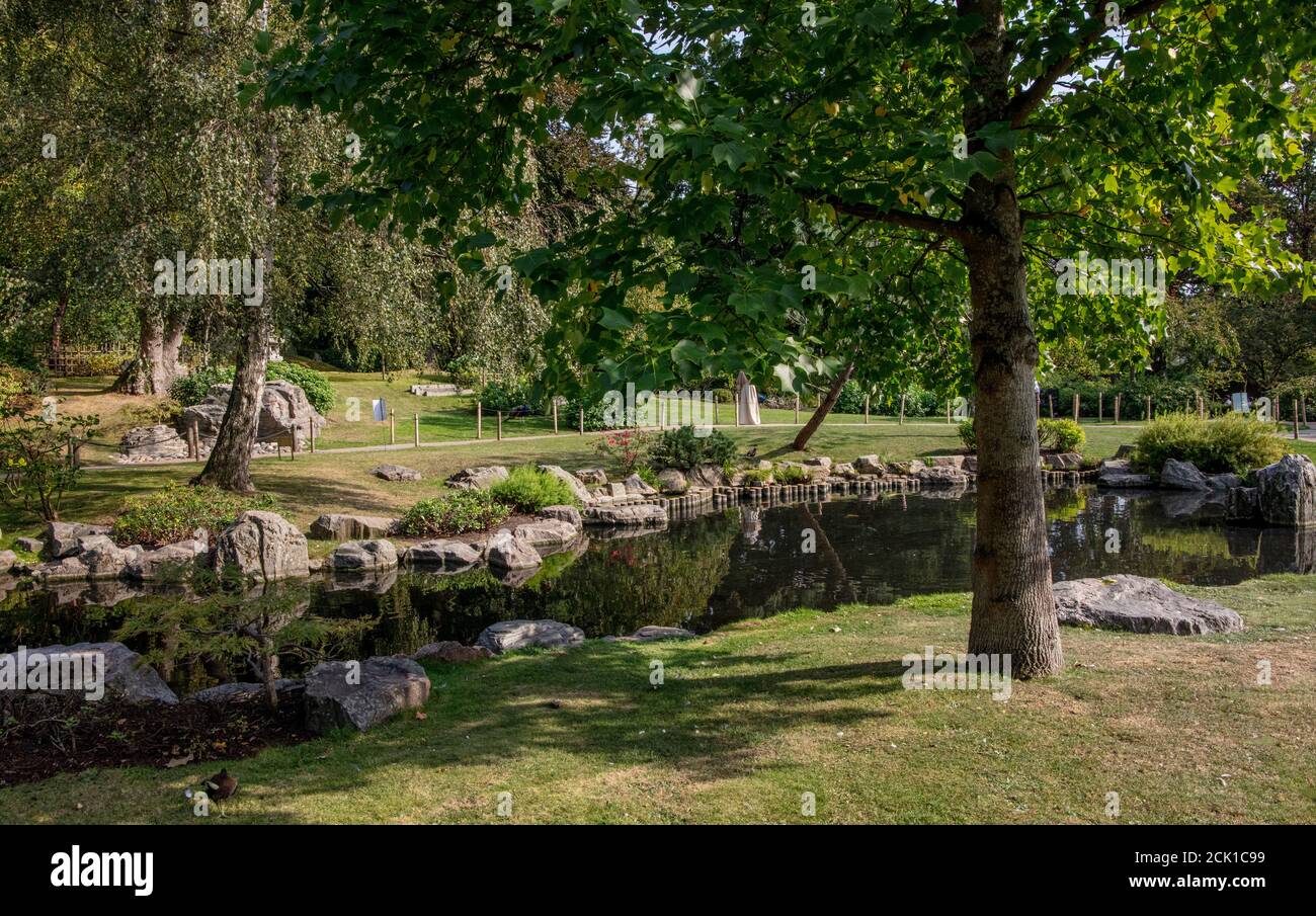 Kyoto Garden, Holland Park, Londra; aperto dal Principe Carlo e dal Principe ereditario del Giappone nel 1991, nello stile di un kaiyushiki giapponese Foto Stock